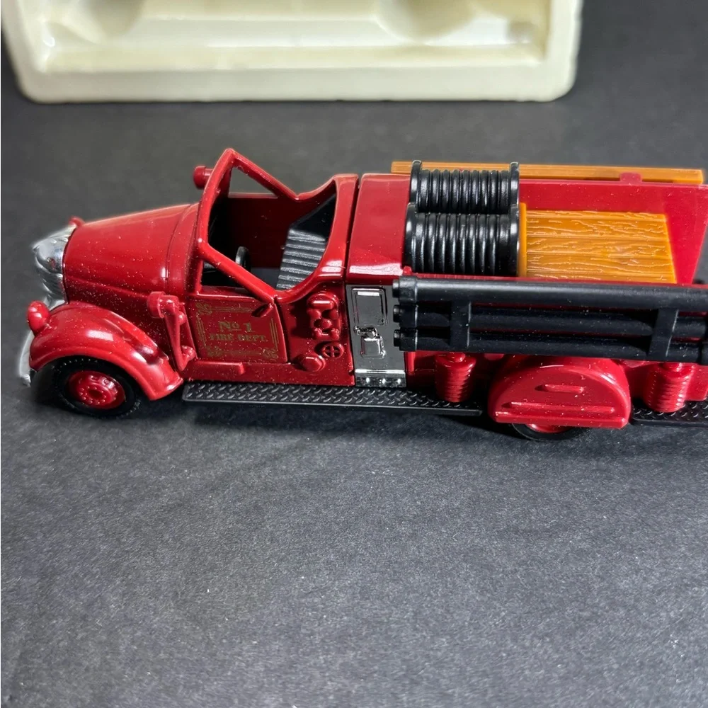 Readers Digest / GM 1939 Ward LaFrance Fire Truck 1999 New In Box‎